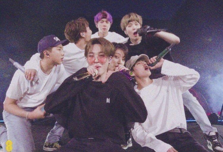 그냥 방탄. 최애라고 할 거도 없어 그냥 방탄이 최애야. 방탄 사랑해. 죽어도 사랑해. 영원히 행복해.