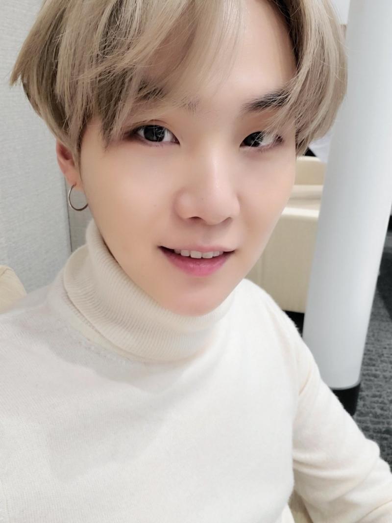 우리 민윤기 겁나 하얘!!방탄소년단 슈가야♥진짜 하얀 설탕같아ㅋㅋㅋ매력 장난 아냐 성격은 하유..말도 마 랩잘해 목소리좋아 춤잘춰 작곡작사 잘해
