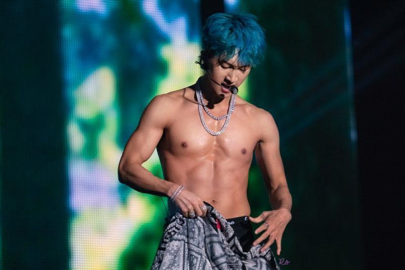 난 내 첫 아이돌 콘서트가 H.O.T. 재결합 콘서트 였어 아 참고로 난 이제 고1이 된다구!! 그니까 중2때 재결합 콘서트를 갔는데 일단 난