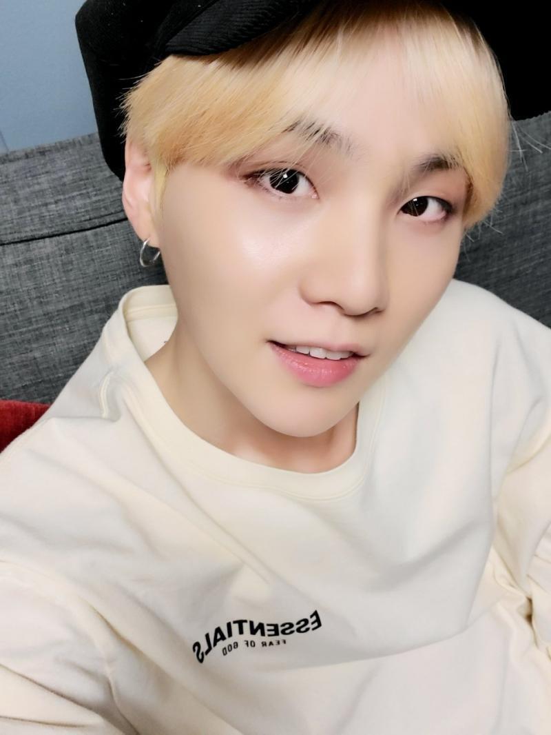 우리 민윤기 겁나 하얘!!방탄소년단 슈가야♥진짜 하얀 설탕같아ㅋㅋㅋ매력 장난 아냐 성격은 하유..말도 마 랩잘해 목소리좋아 춤잘춰 작곡작사 잘해