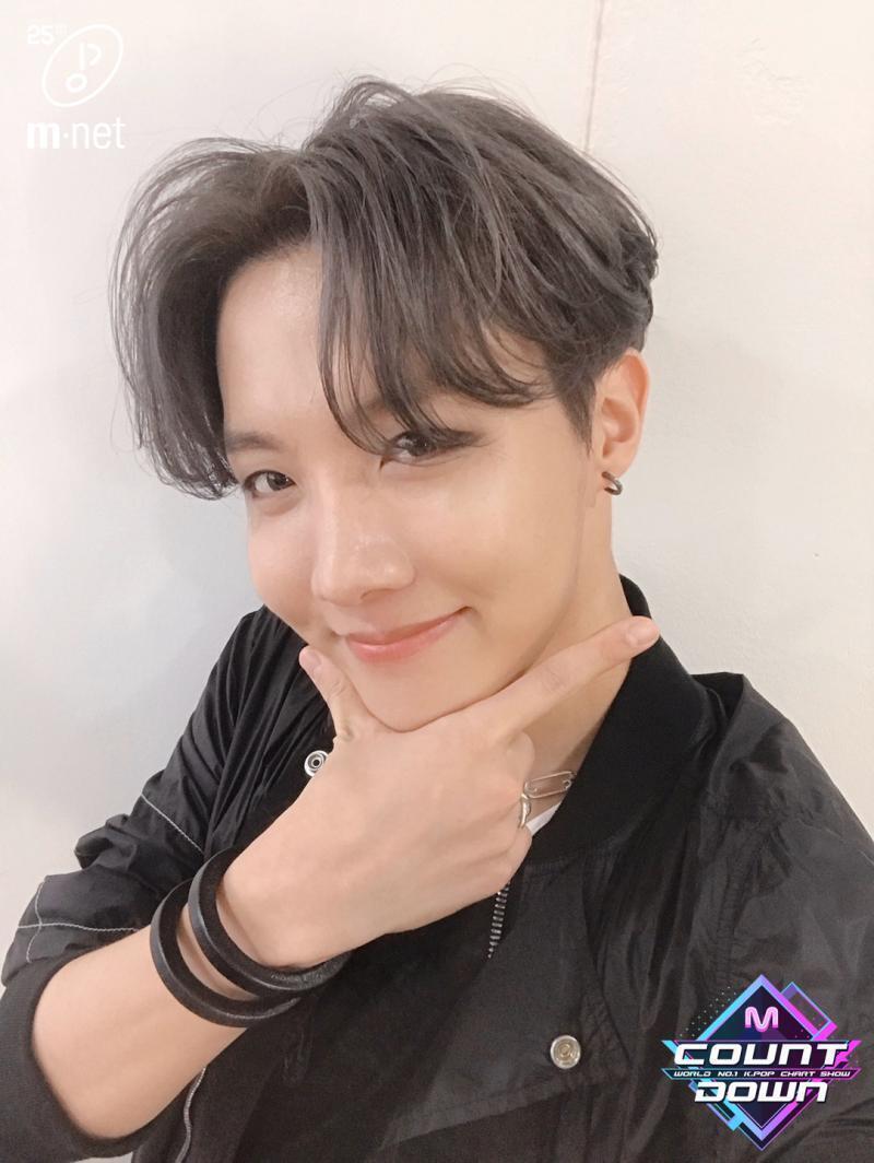 정호석 애쉬그레이ㅠㅠㅠㅠㅠ 지금 물 빠져서 거의 회색이긴 한데 옅은 은발 너무너무 예쁘다 원래 염색 거의 안하는 멤버라서 더 소듕한 은발...