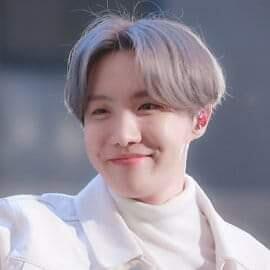 정호석 애쉬그레이ㅠㅠㅠㅠㅠ 지금 물 빠져서 거의 회색이긴 한데 옅은 은발 너무너무 예쁘다 원래 염색 거의 안하는 멤버라서 더 소듕한 은발...