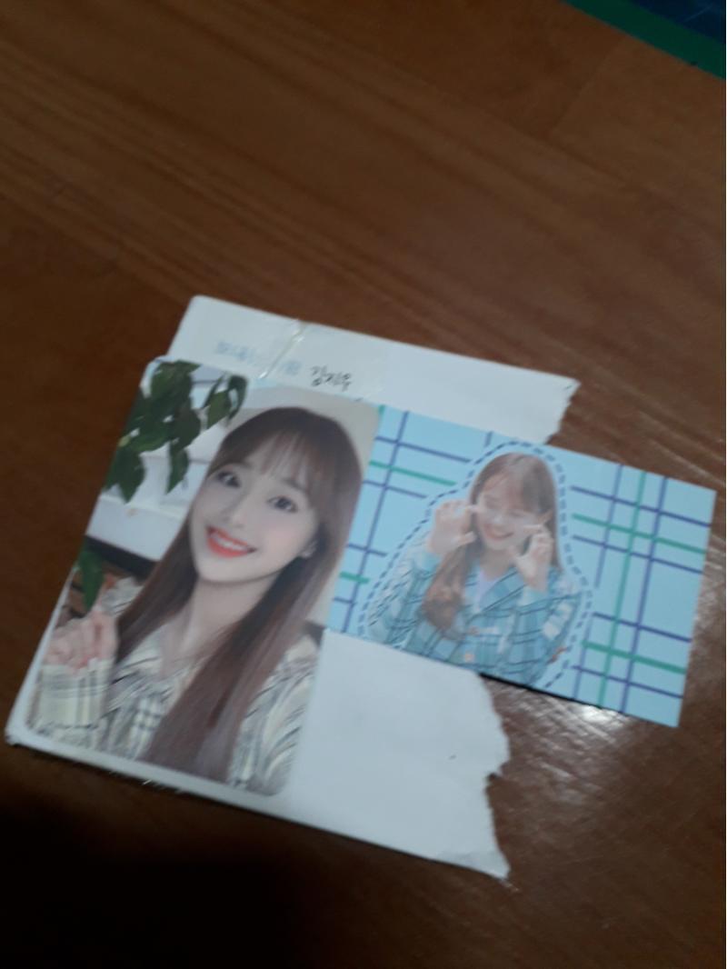 츄가 츄 포카를 보냄 (?)순간 내가 잘못 봤나했음 설마 본인은 아니겠지? 츄 본명이 김지우..
