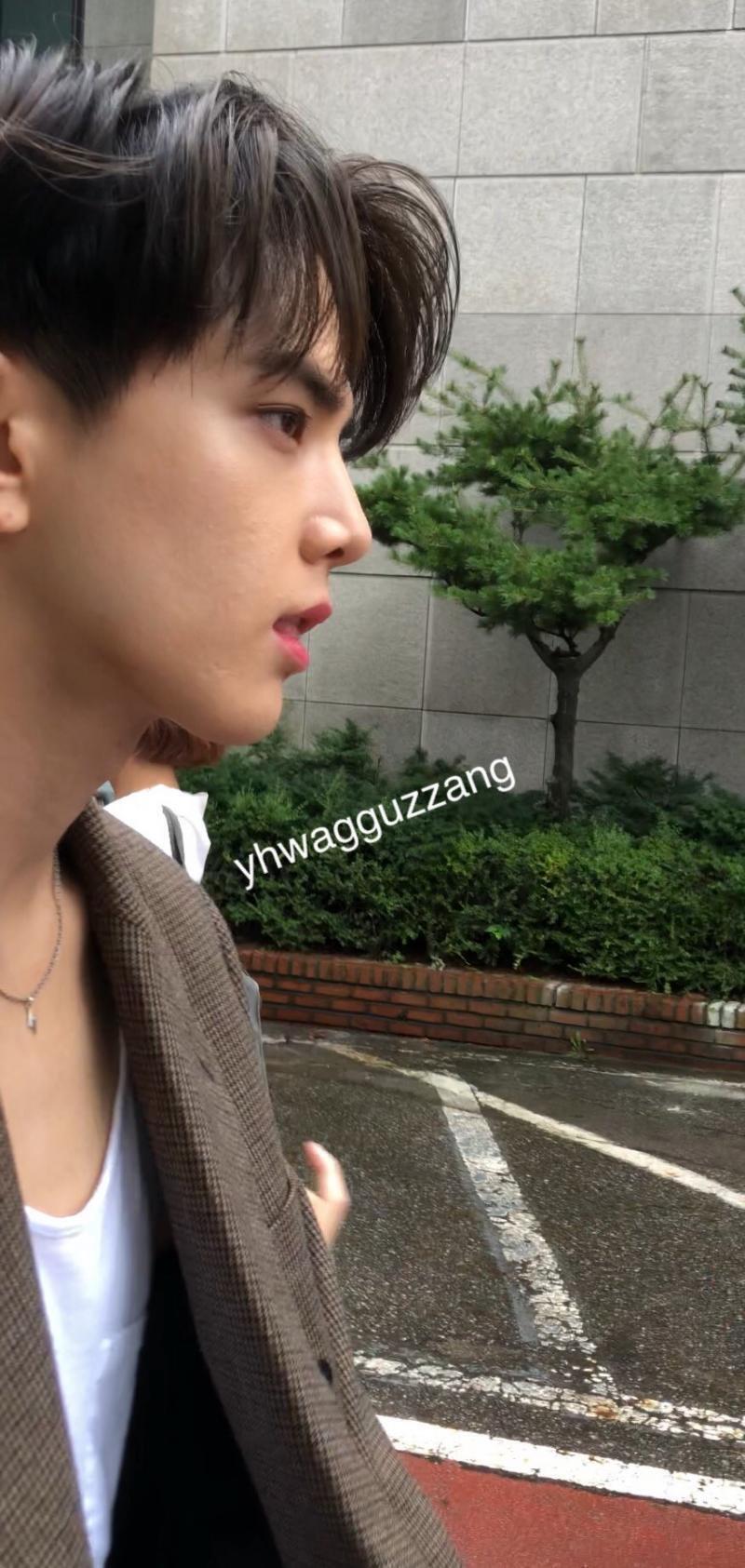 울 오빠 봐라 보기만 하구 입덕은 하지 마라 입덕하지 말라구 이름 안 알려줄 거다 울오빠 키도 짱짱크다 180넘는다 오빠 목소리도 좋다 오빠 사