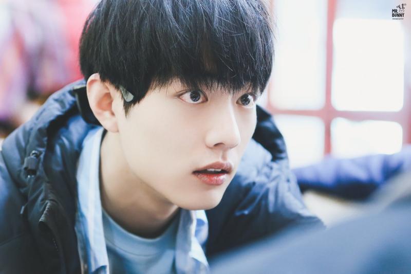 샤오잔은 전직 디자이너 현직 가수 겸 배우.. 올해 나이 30살이다.. 특기는 포토샵 일러스트 인디자인 3D맥스다..