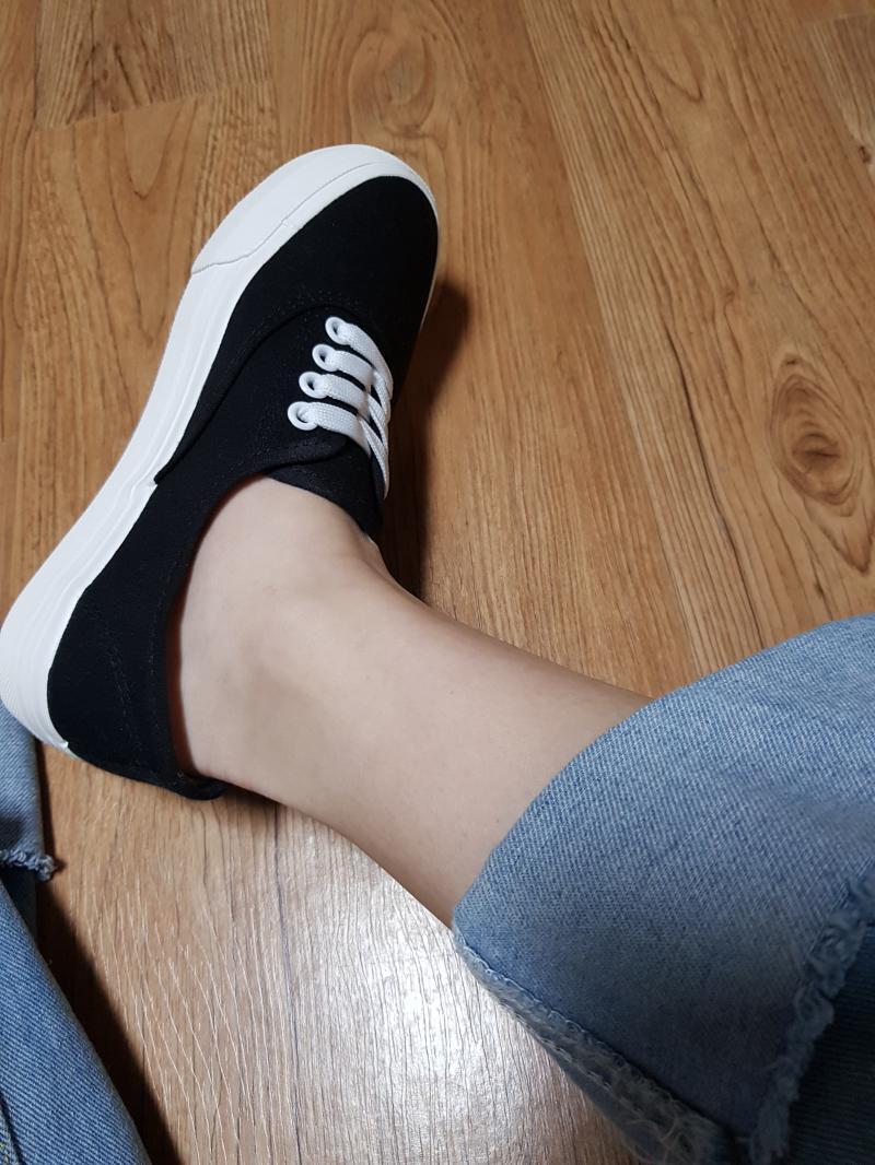 요건데 3.5cm 키높이 스니커즌데 디자인ㄱㅊ?이뻐보여서 샀어 개학하면 교복에도 입을건데 어울릴까?