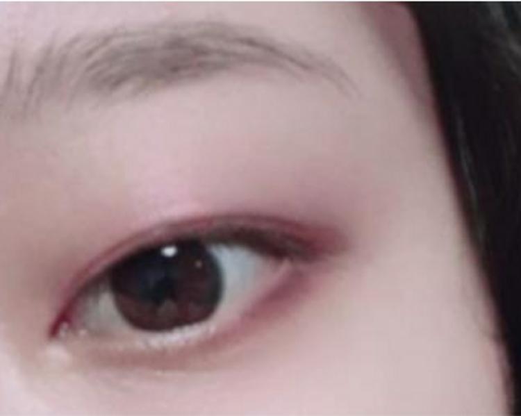 보기 쉽게 그려봤어 음영은 쌍꺼풀 라인 살짝 위로 올라오는 부분까지 올라오게 하고 다 칠하면 답답하니까 눈 앞머리까지 꽉 채우지 말고 눈꼬리부터