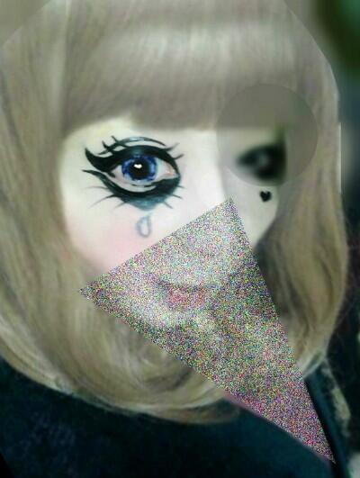 근데 남들이 볼 때 너무 심하다싶으면 지적도 필요하다곤 봄. 내 아는 애는 전교생이 그 애 눈화장 이상하다고 유명함. 관자놀이까지 아이라인 그리