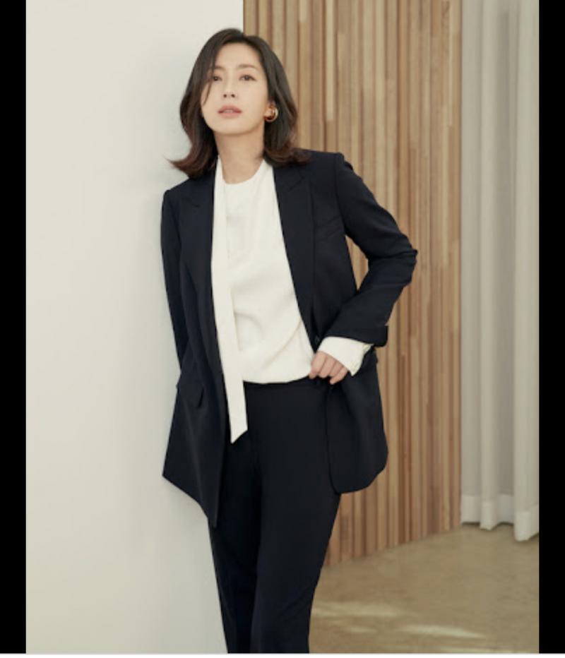 >>8 흰색 셔츠 까지는 괜찮아~ 이런 단정한것도 좋아! 아님 핑크살구(누드)톤의 정장, 원피스도 좋고!