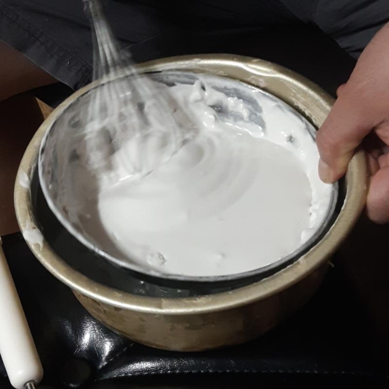 실시간 머랭치는모습... 전에는 머랭 칠려고 계란 흰자 분리할때부터 난리인데 지금은 머랭 왜이렇게 힘드냐고 짜증내ㅋㅋㅋ