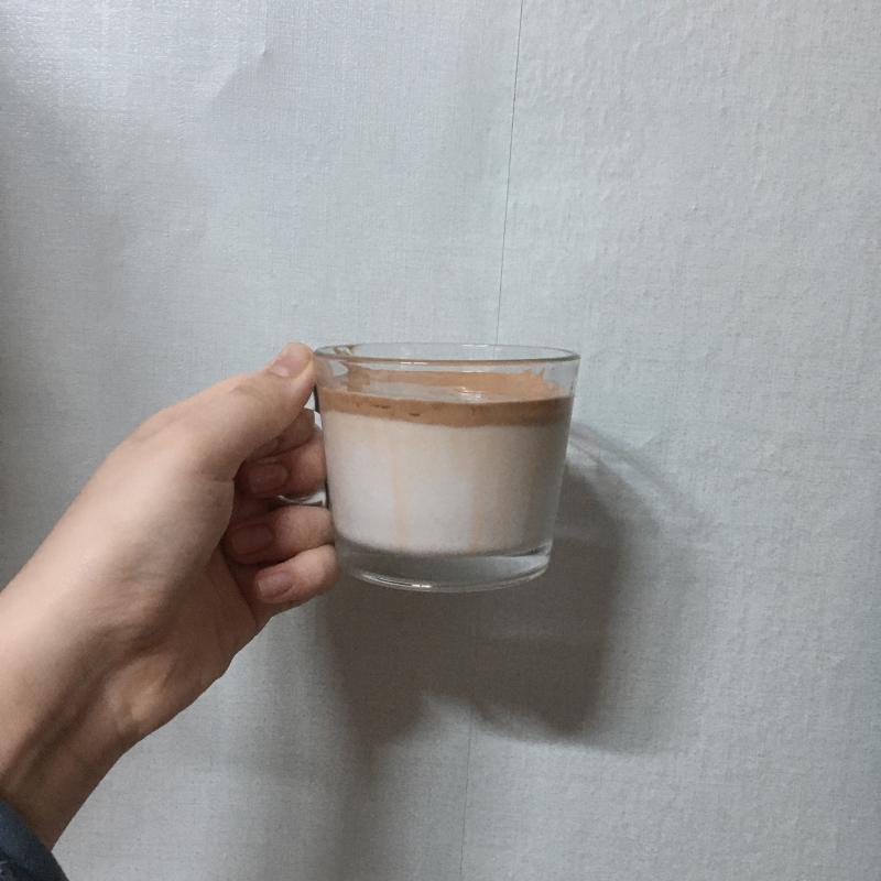 오! 나도 만들었엉 다들 해봐! 이거 조금 쓰다는 소리 있어서 나는 우유에 설탕 조금 더 섞어서 먹었는데 보통 커피우유보다 훨씬 부드럽고 맛있엉