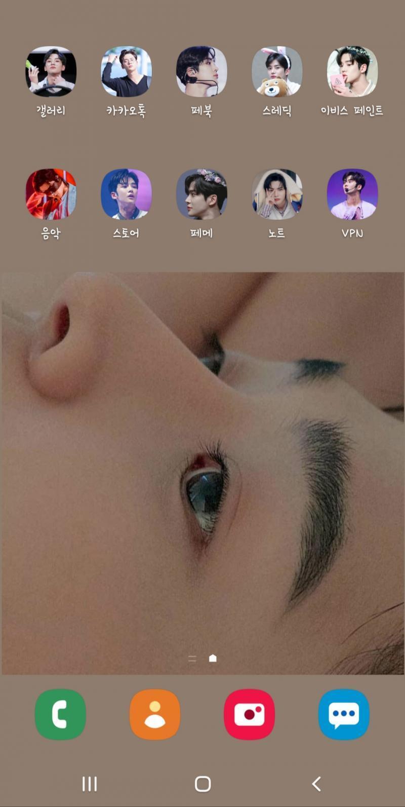 나도 원래는 폴더로 정리했는데 아이콘에 사진 넣어가지고 진짜 자주쓰는앱만 꺼네서 쓰는중!