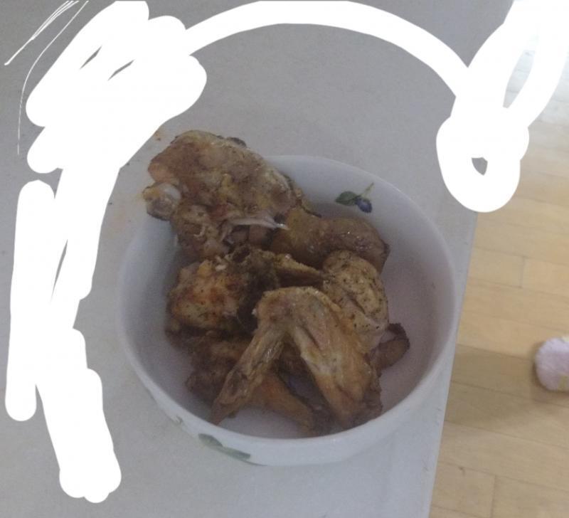 일단 내 폰으로 찍은건데..어..좀..음... 실제 비주얼은 절대 안이런걸 알아줘.. 노릇노릇 맛있는 비주얼인데..ㅎㅎ