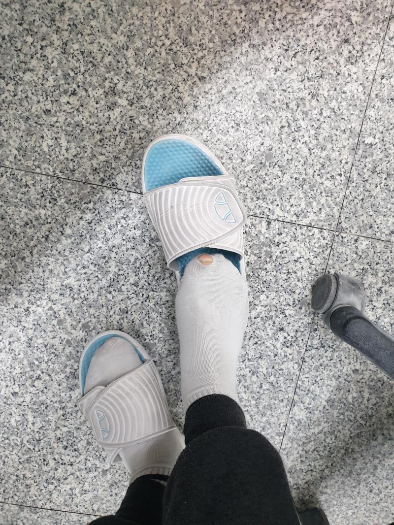 아 ㅅㅂ 양말에 구멍 났네 ㅋㅋㅋㅋㅋㅋㅋㅋㅋㅋㅋㅋㅋ 발톱도 잘라야 되는데 자꾸 까먹는다 집 가서 좀 자르자...