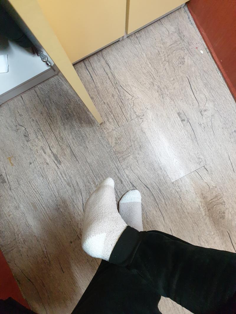 결국 양말 버리고 내 사물함에 짱 박혀있던 수면 양말 신고 퇴근함 ㅋㅋㅋㅋㅋㅋ