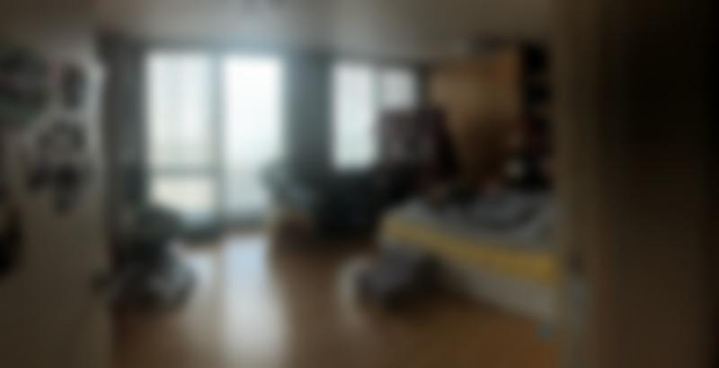 집 사진 올려도 되는거? 나 >>8 인데 파노라마로 찍어봤엉 방 너무 개인 물건 많이 널부러져 있어서 블러 처리햇다ㅜㅠ