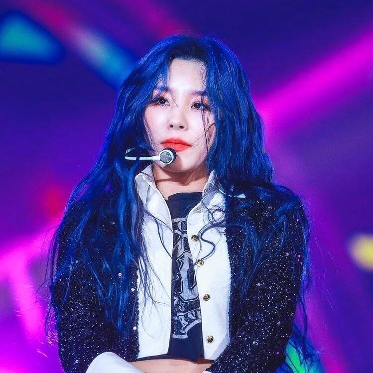 후... 힘들었다... 최애는 따로 없지만 그냥 사진이 너무 예쁘고 파랑머리 너무 예쁘고 이걸로 만들면 예쁠 거 같아서 그냥 예뻐서 가져왔어 스
