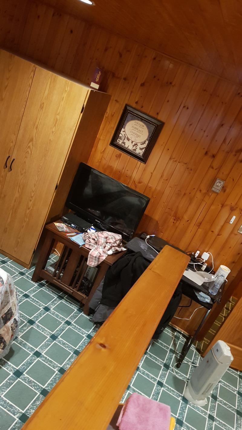 홈스테이집 방도 내방이니까 올려도 되겠지...?(한국집 내방은 동생이랑 같이쓰고 지금쓰는방 반도안됨) 옷장 책상 개인 티비랑 셋톱박스 있고 더블