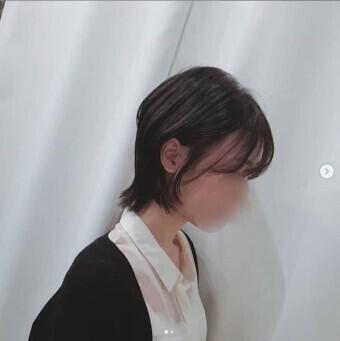 >>15 숏컷 허쉬컷 네이버에 치면 많이 나와! 되게 뭐랄까.. 애매하게 긴 숏컷느낌? 대강이런느낌이야!