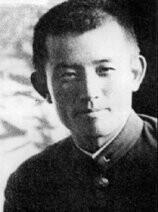 위에서 순서대로 백석 시인 컬러 복원 (함흥 영생고등보통학교 영어 교사 시절) 윤동주 시인 (가운데, 맨 아래 동일 인물) (학사모 사진은 연희