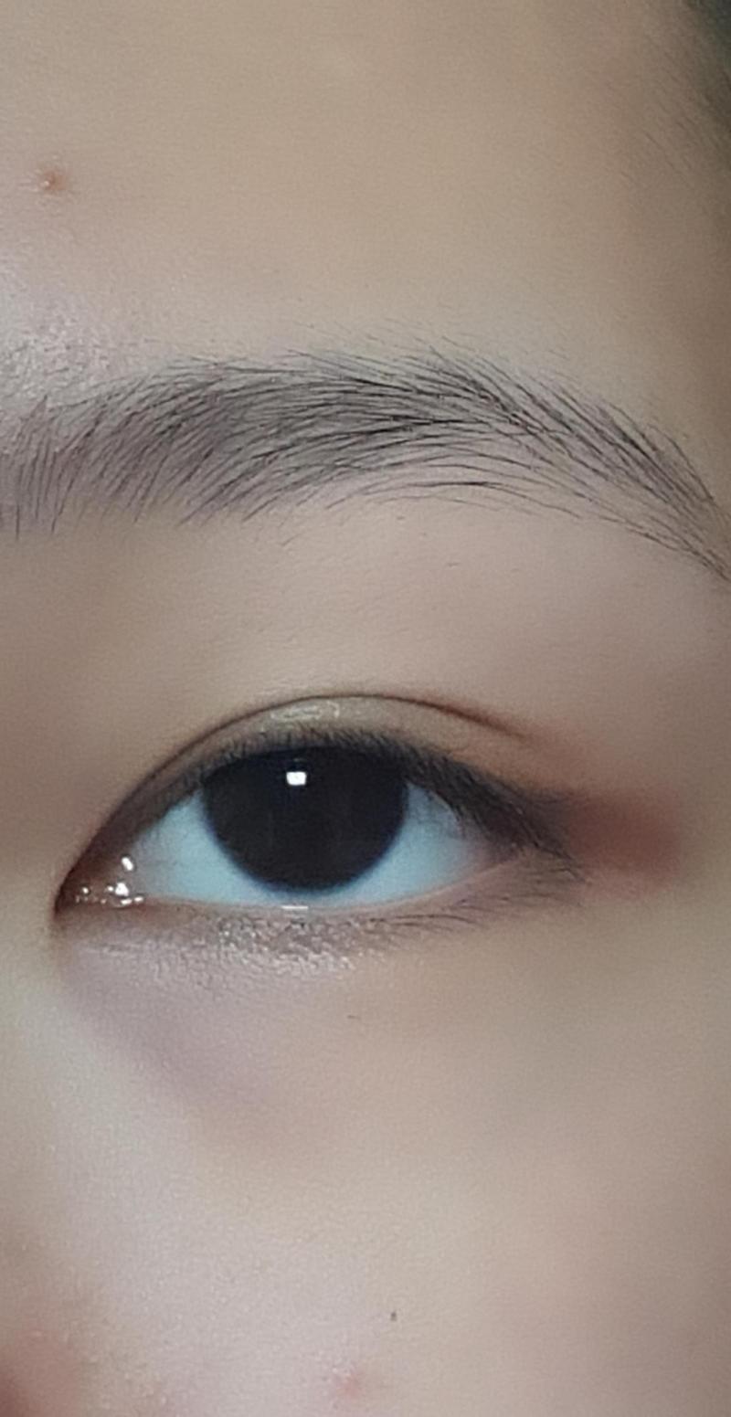 쿨톤인데 눈은 웜쿨 상관없이 다 잘받아 눈이 너무 무슨 약한것처럼 흐리멍텅하고 쌍수한것처럼 약간 소세지눈같아서 슬퍼 ㅜㅜ 속눈썹 길고 원컬러에