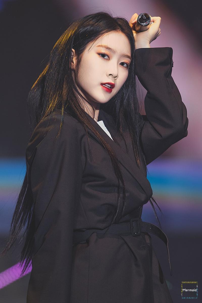 👤 지호야 나한테 오빠라고 불러 🐯 왜? 👤 잘생기면 다 오빠지 🐯 그럼 나한테 오빠라고 불러야겠네 킹갓 잘생긴 오마이걸 지호