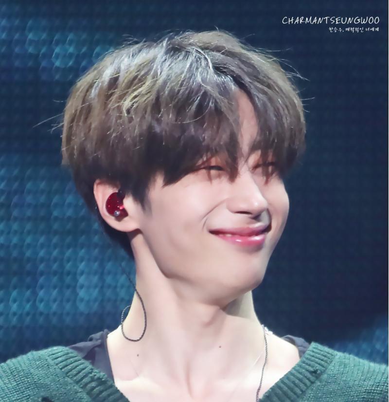 왕크니까 왕귀엽다는 말 알지?왕큰 귀요미대형견이야ㅠㅠ!!! 미성의 보컬이 매력적이고 진짜 하얘..무쌍 완전 귀여움 별명이 다정한또라이일정도로 멤