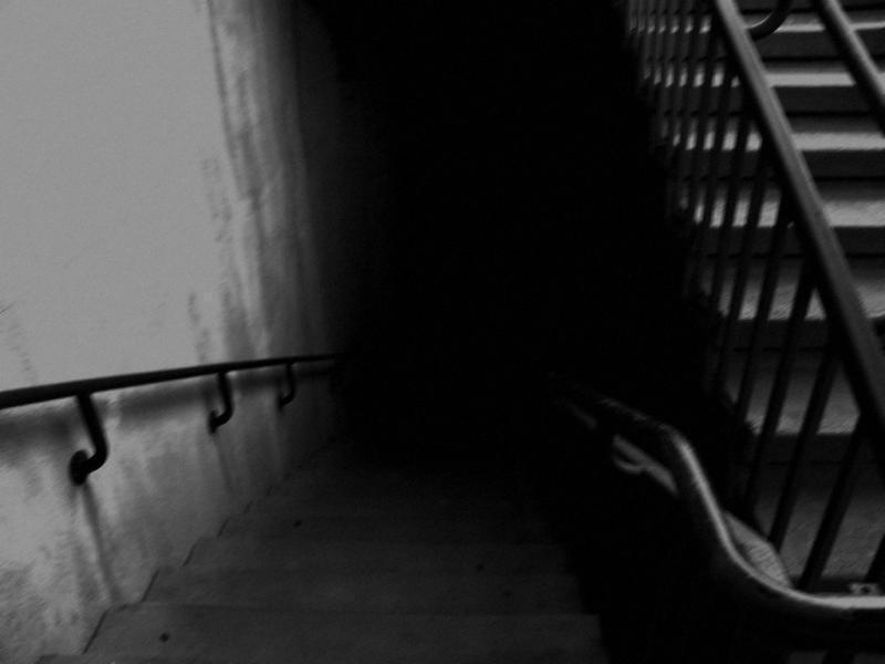 ~경고합니다. 사진 무서우니까 얼굴 무서워하는 사람들 조심조심!~ 일련번호: SCP-087 등급: 유클리드 별명: 계단통 SCP-087는 한 대