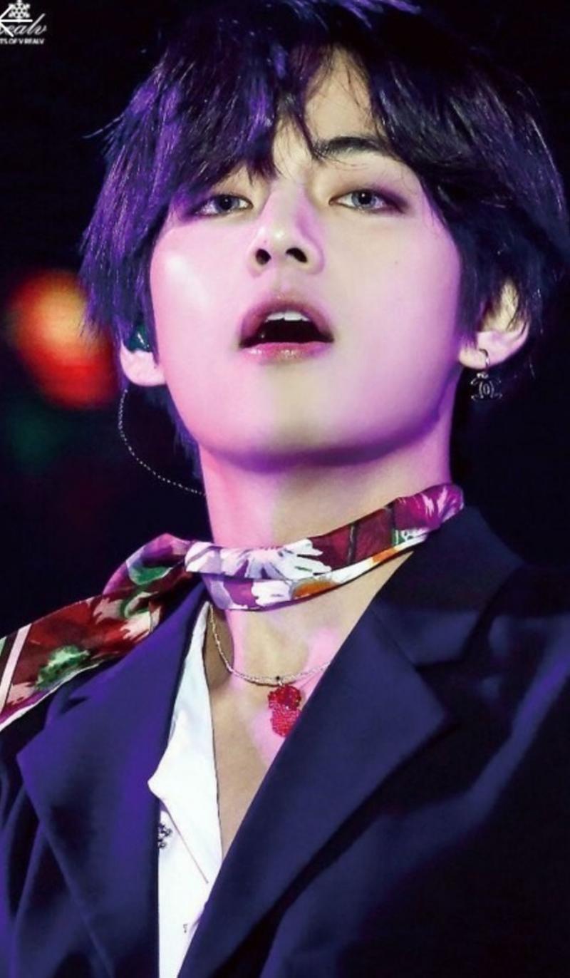 방탄소년단 뷔라는 멤번데 팬은 아니구 전에 가요대제전 재방송 보다가 잘생겨서 깜짝놀랐어