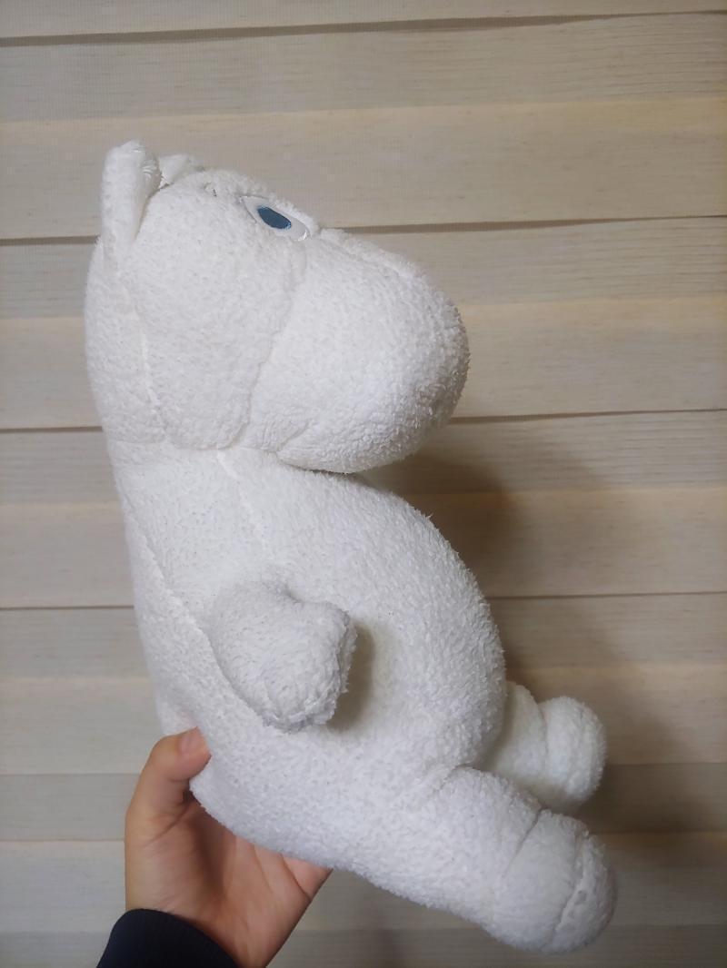 얘는 내가 많이 애끼는 작은 무민이야. 재질 좀 특이하게 양털 후리스 자잘하게 뽀글거리는 몽글몽글한 재질?? 이여서 실물보고 너무너무 좋아했었어