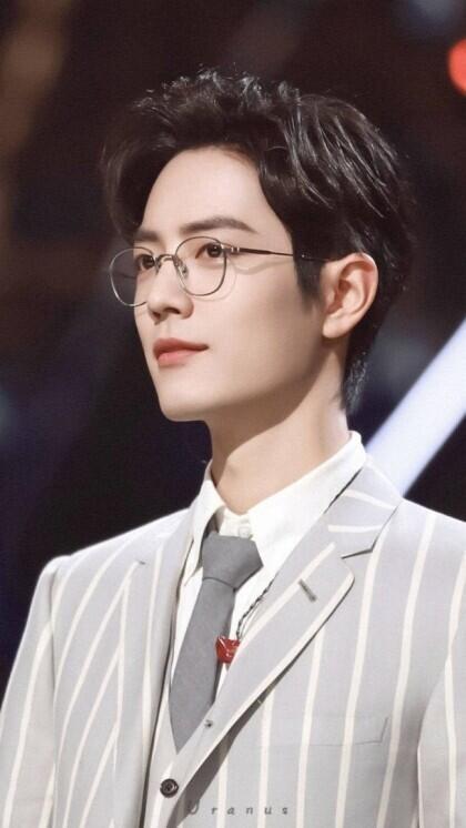 흪,,,,(˃̣̣̣̣︿˂̣̣̣̣ ) 나 어쩌지,,, 나 혼자 지금 꿈속에서 당신이랑 데이트하고 혼자서 막 주접 떨구있어 당신은 그냥 웃기만 해.