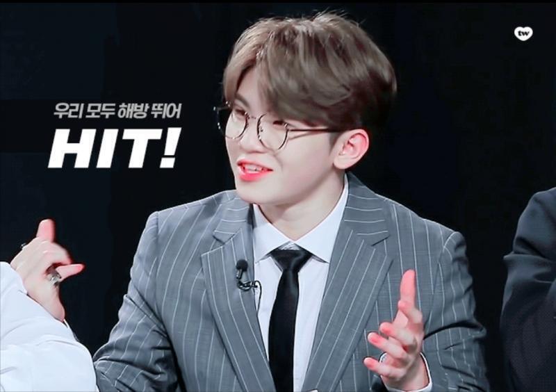 안경쓰고 귀엽다? 당연히 세븐틴 우지 원래도 귀여운 외모인데 안경 쓰면 더 귀여워진다구 한국 연예인에 관심 없을 시절 내가 팬 아닐때 안경쓴 거