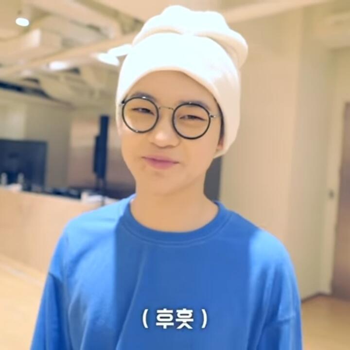뭐?!?!? 귀여운 얼굴?!?!?!?!!?!?!?!? 엔시티 천러 얘기잖아?!?!??! 사실 우리 천러는 안경을 자주 쓰고 나오지는 않지만 굉장