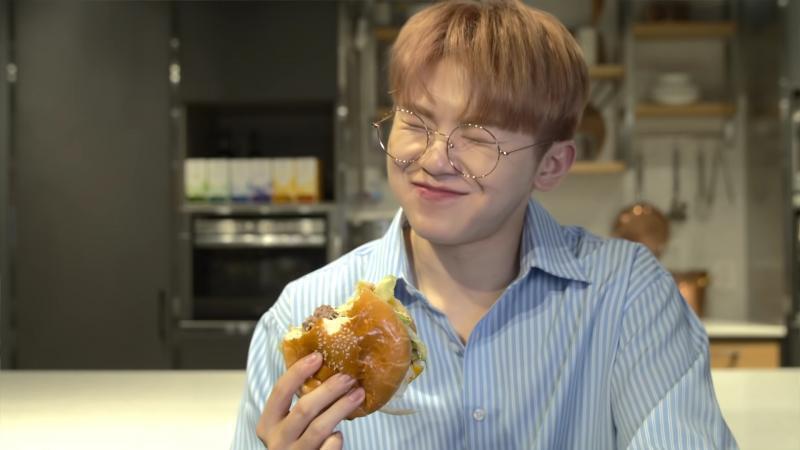 안경쓰고 귀엽다? 당연히 세븐틴 우지 원래도 귀여운 외모인데 안경 쓰면 더 귀여워진다구 한국 연예인에 관심 없을 시절 내가 팬 아닐때 안경쓴 거
