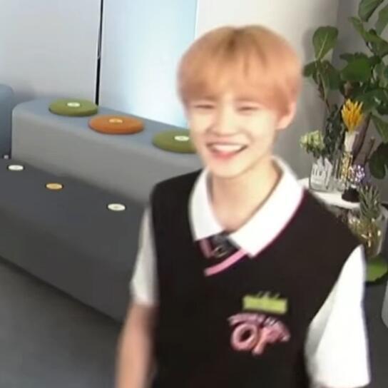 뭐?!?!? 귀여운 얼굴?!?!?!?!!?!?!?!? 엔시티 천러 얘기잖아?!?!??! 사실 우리 천러는 안경을 자주 쓰고 나오지는 않지만 굉장