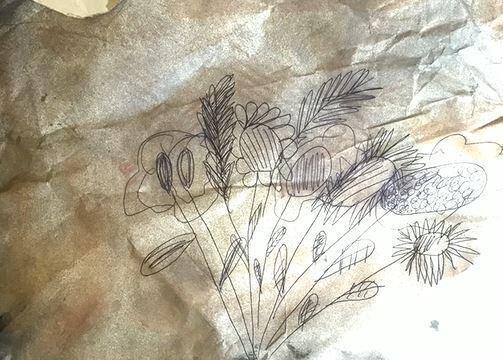 저 그림은 내가 어머니께 그려드린 꽃이다. 별로 멋진 그림은 아니다. 하지만 나는 진짜 꽃을 본 적이 없다. 이제 계단실로 가자.