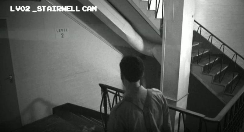 ㅡ 지하 2층으로 내려왔다. 불이 꺼져있어 아무 것도 보이지 않는다. 일단 조명부터 켜자. ▷ 불을 켠다.