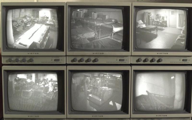 사령관실에 CCTV가 있는 것은 당연한 일이다. 여러 층의 감시카메라의 화면인 것 같다.