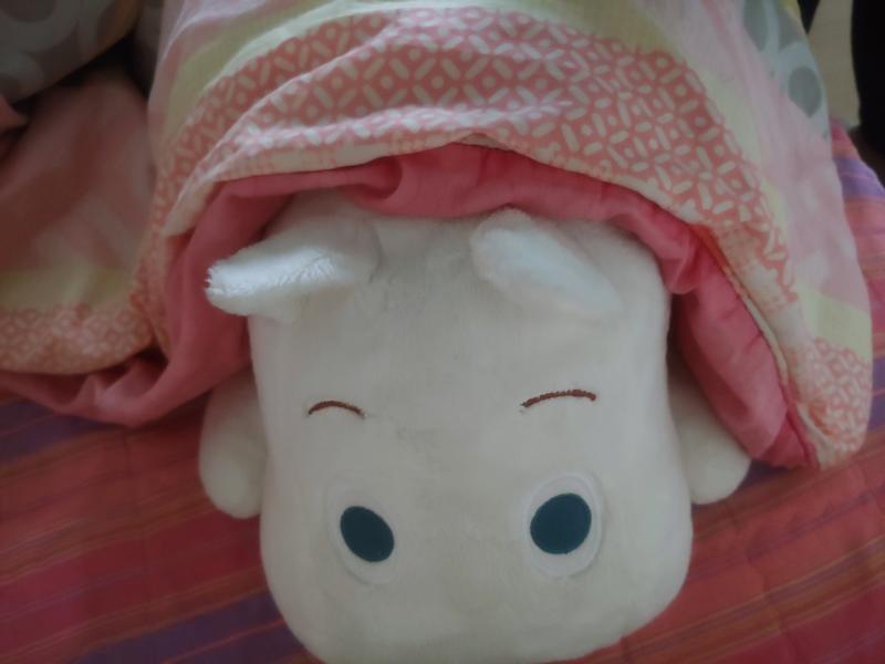 얜 늘 엎어져있지만 절대로 자지 않지 얜 잠옷바람이지만 절대로 자지 않지