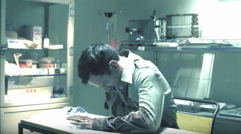 지하 1층까지 힘겹게 올라온 나는, 복도 맨 끝에 있는 의무실로 들어갔다. 참을 수 없는 고통에 흐느껴 울기 시작했다. 아니, 비명에 가까운 울
