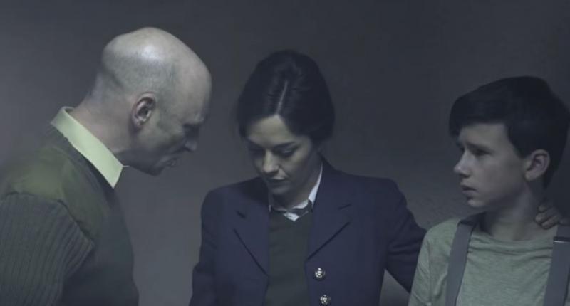“제발 부탁하네, 마가렛. 못된 곳을 ‘탐험’하다 우릴 다 죽게 만들기 전에! 그 새끼 지 방에다 잘 보관하라고. 저 문 당장 닫아!“ ㅡ