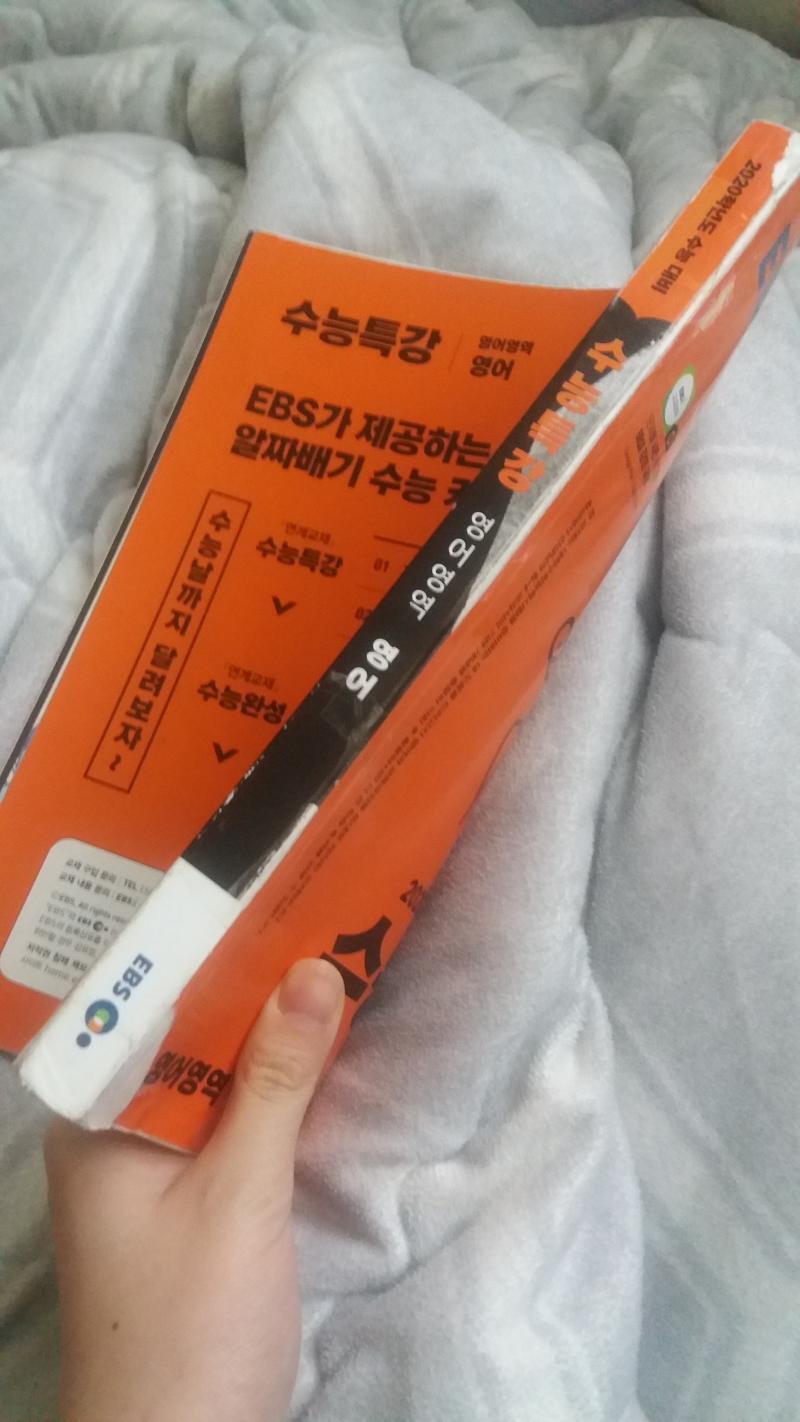 >>9 수능특강은 정말 낡아 떨어지도록 봤어. 답지 항상 달고 살았고, ""본문 내용이랑 주제 파악""이 제일 중요하다고 생각 돼서 답지를 보고