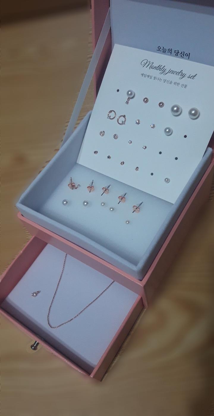 56일을 기다려서 받은게 이거야.....ㅎㅎ 에쁘게 정리해놓긴했지만 잘 보면 앞에 따로있는 귀걸이들이랑 아래 목걸이는 빠진것들....