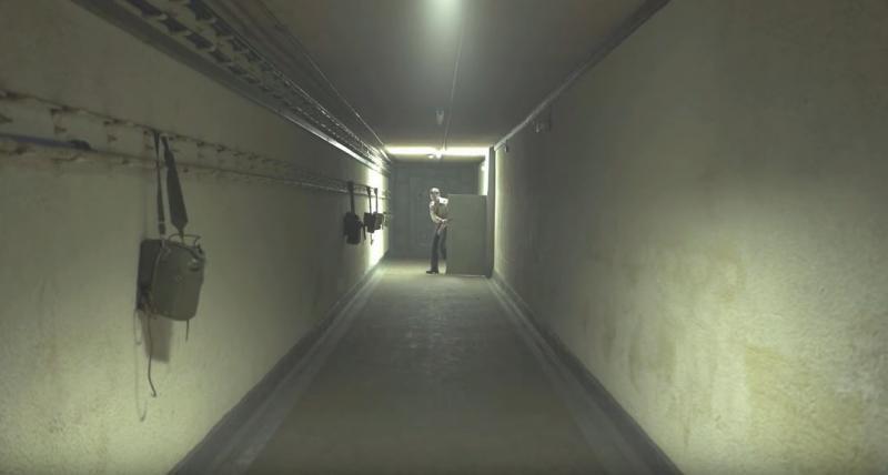 계단을 타고 내려가자, 복도처럼 길게 늘어져있는 통로가 한눈에 들어왔다.