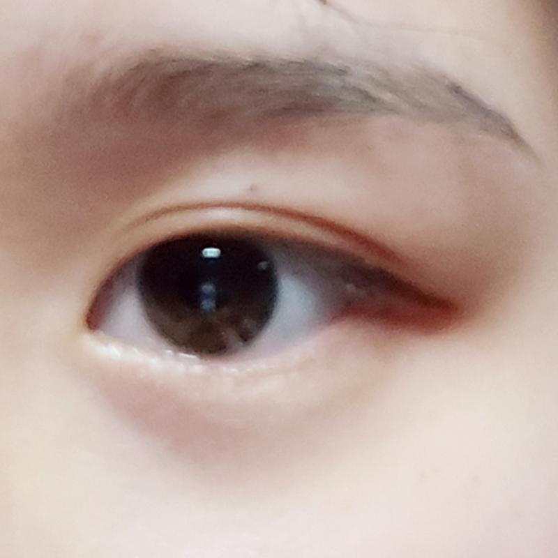 독서실 메이크업...? 원래 섀도도 안 바르는데 오늘은 너무 하고 싶어서 블러셔 눈에 칠햇당..ㅎㅎ