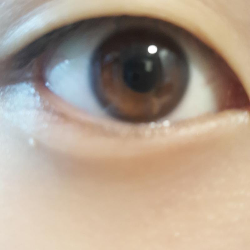 지금 방금일어나서 눈 부었는데 원래는 쌍커풀라인 좀 더 진해!!
