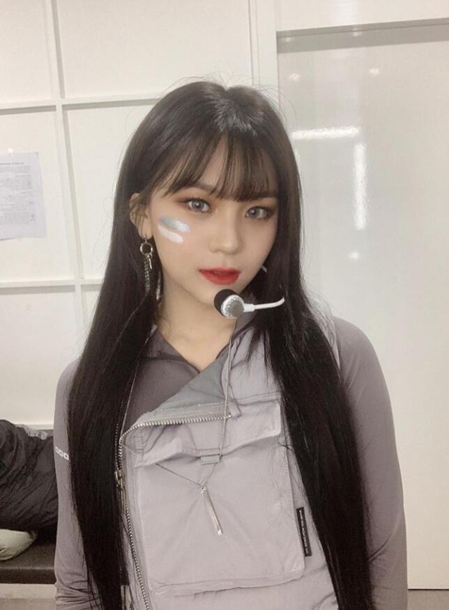 여자친구 엄지야! 갠적으로 이번 활동 중에 건진 사진 중엔 제일 잘생긴 거 같아ㅜㅜㅜ