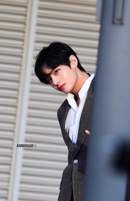 김태형 뷔= 박물관이 살아있다 조각상이 막 저절로 움직임