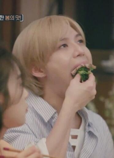 태민... 잘먹어... 이뻐... 저렇게 먹으면서 관리는 철저한 게 누나들 심장에 불지핀다고 알아..?
