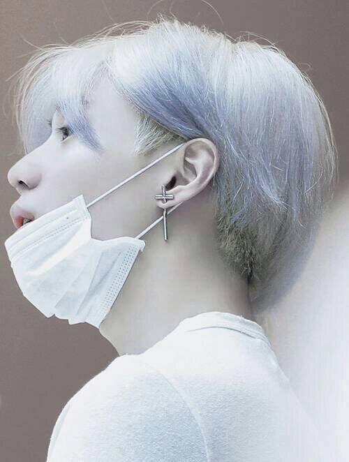 보정 물론 했겠지만... 너무 하얗고 현실성 없어서 놀라운 태민